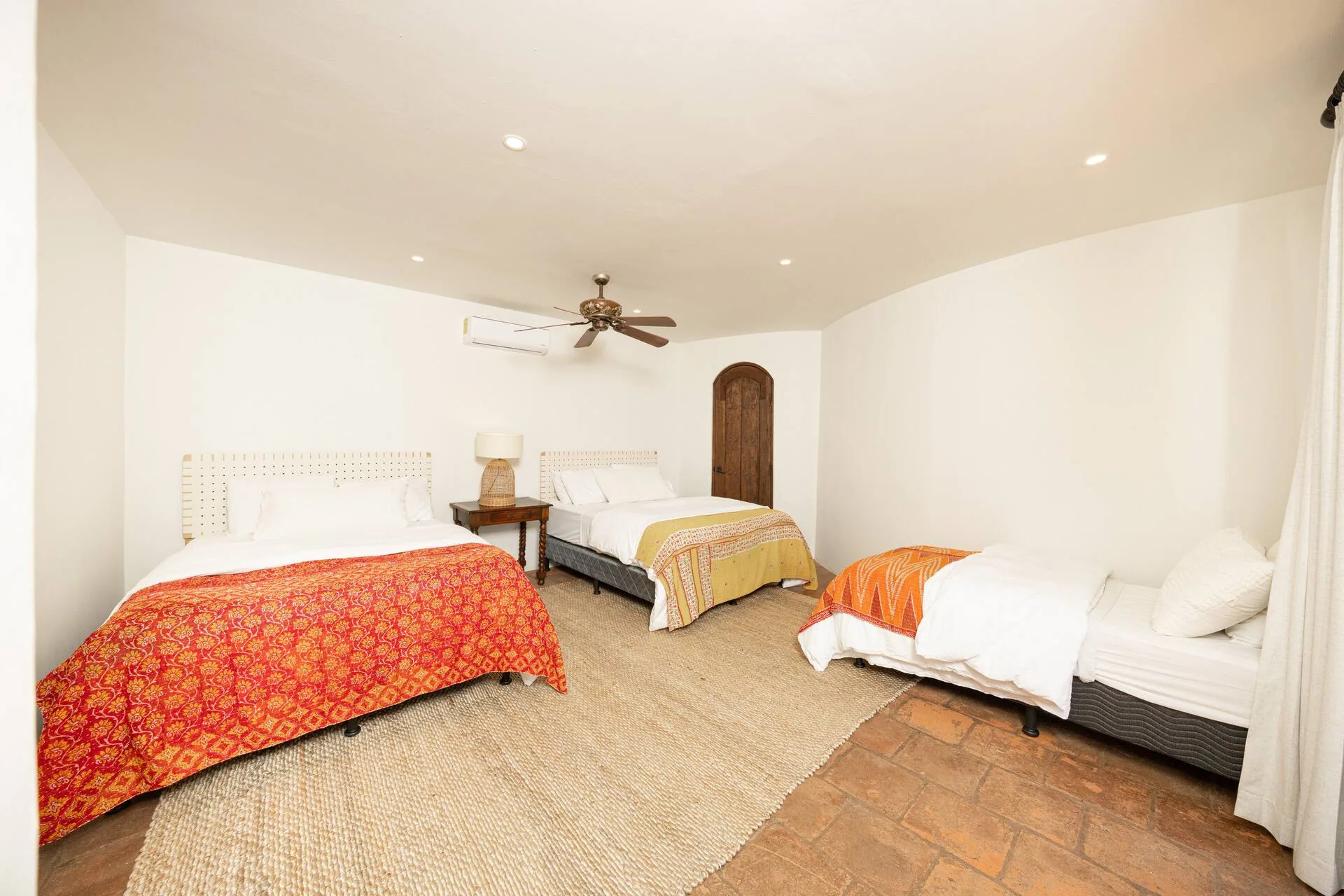 Bedroom with king bed convertible to two twins